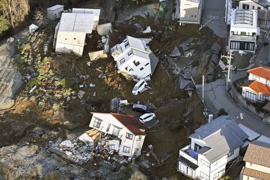 Động đất ngày đầu năm mới ở Nhật Bản: Nhói lòng cảnh nhà cửa tan hoang, ít nhất 30 người thiệt mạng