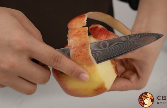 Thường xuyên gọt hoa quả nhưng bạn đã biết cách cầm dao đúng chưa?
