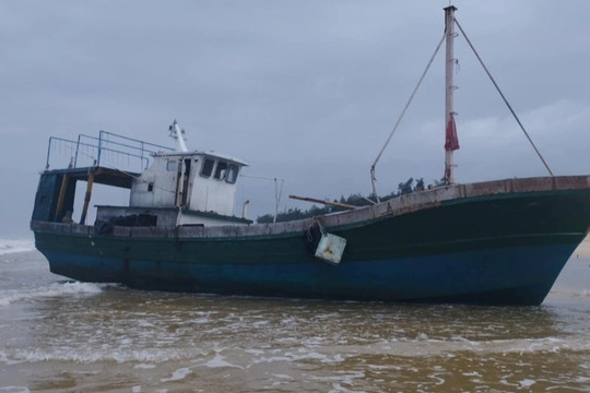 'Tàu ma' dạt vào bờ biển Quảng Trị được xử lý như thế nào?