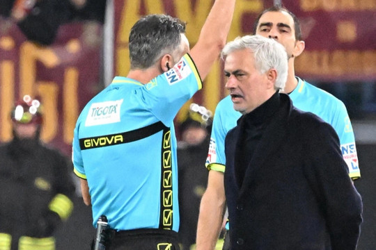 HLV Mourinho nhận thẻ đỏ, đùng đùng bỏ họp báo