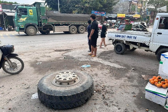 Lốp xe ben chở đất văng vào chợ ở Hà Nội, 3 người bị thương
