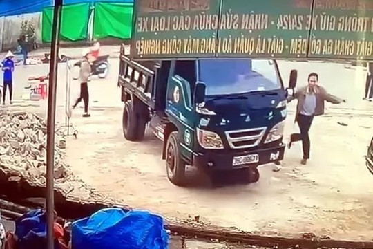 Điều tra vụ xe tải tông nam thanh niên ngồi bên đường ở Thanh Hóa