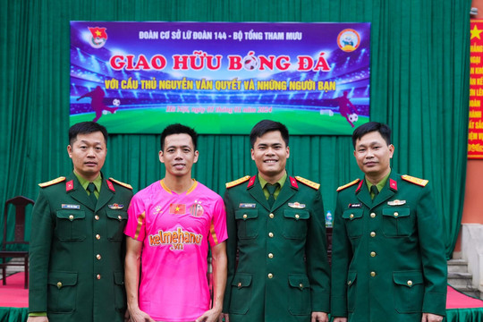 Không dự Asian Cup cùng tuyển Việt Nam, Văn Quyết so tài cùng các 'nam thần'