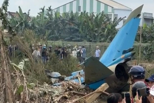 Phi công Su 22 nhận lệnh lái máy bay xa khu dân cư trước khi nhảy dù