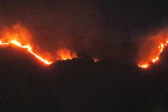 Cháy lớn trên núi Cô Tiên ở Nha Trang, nhiều người tháo chạy