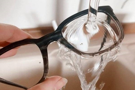 Những sai lầm tai hại khi vệ sinh kính mắt