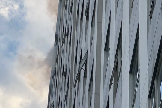 Cháy tầng 18 chung cư ở TPHCM, hàng trăm cư dân tháo chạy