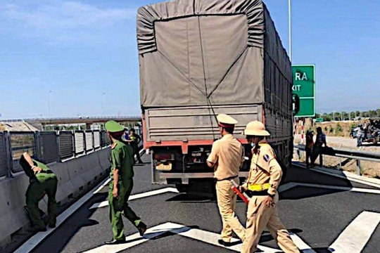 CSGT truy đuổi tài xế xe tải hơn 20km trên cao tốc Vĩnh Hảo - Phan Thiết