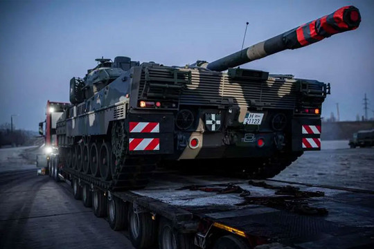 Quân sự thế giới hôm nay (12-1): Hungary nhận xe tăng Leopard 2A7, Tổng thống Nga Vladimir Putin kiểm tra dự án tàu sân bay mới