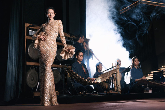 Nguyễn Thúc Thùy Tiên đẹp 'chấn động' trên trang bìa tạp chí Heritage Fashion 