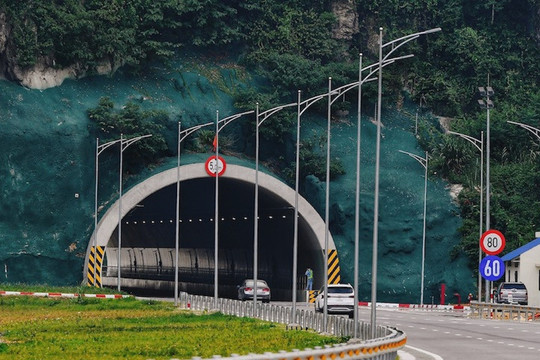 Hầm ở cao tốc không điểm dừng khẩn cấp, gặp tai nạn thoát đường nào?
