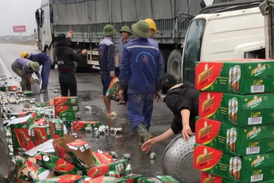 Người dân Nghệ An giúp tài xế gom hàng trăm thùng bia đổ tràn đường