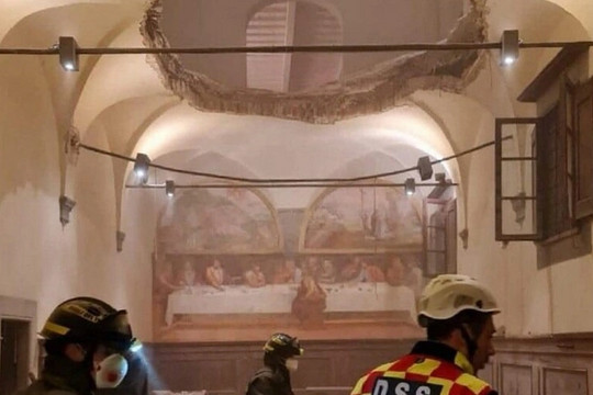 Sập trần tu viện cổ, khách khứa dự lễ cưới bị rơi ngã từ độ cao 4 mét