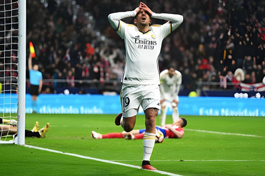 Real Madrid gục ngã trước Atletico, Barcelona vào tứ kết Cúp Nhà vua