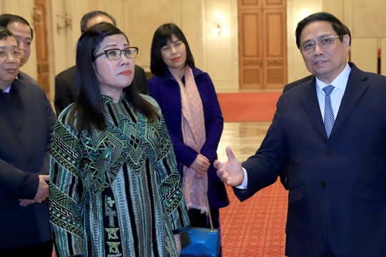 Thủ tướng Phạm Minh Chính thăm tòa nhà Quốc hội đặc biệt ở Romania