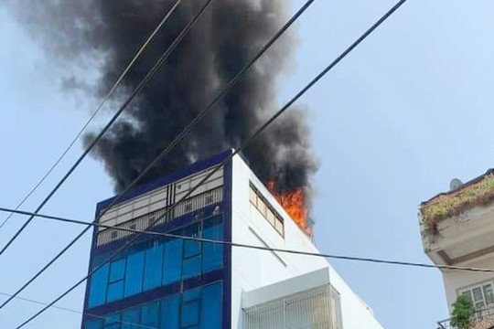 Cháy tòa nhà công ty kinh doanh trang sức ở TPHCM, hơn 30 người tháo chạy