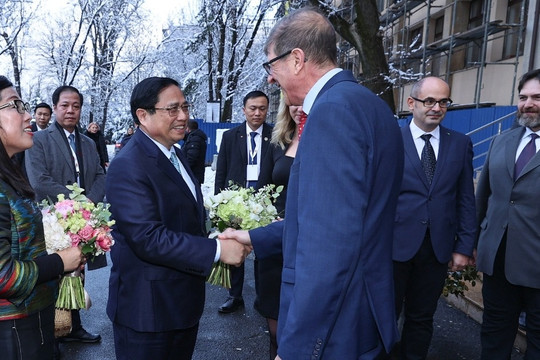 Thủ tướng Phạm Minh Chính thăm lại trường xưa tại Romania