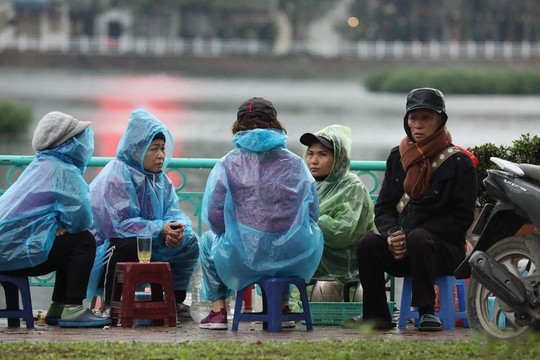 Người dân Hà Nội đương đầu với thời tiết rét đậm kèm mưa liên tục