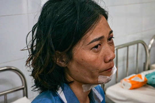 Lật xe khách ở Đà Nẵng: Con gái tìm bố trong chiếc xe bẹp rúm dưới vực