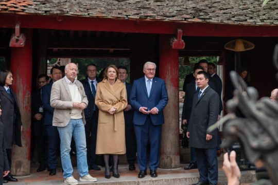 Tổng thống Đức thăm Văn Miếu, dạo phố cổ