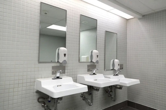 Trường học gỡ gương trong toilet vì học sinh nghiện quay TikTok