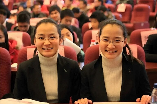 Cặp song sinh đạt học bổng đại học số 1 châu Á, trở thành giáo sư ở tuổi 35