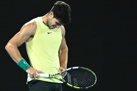 Carlos Alcaraz thất bại ở Australian Open: Dưới cái bóng Djokovic