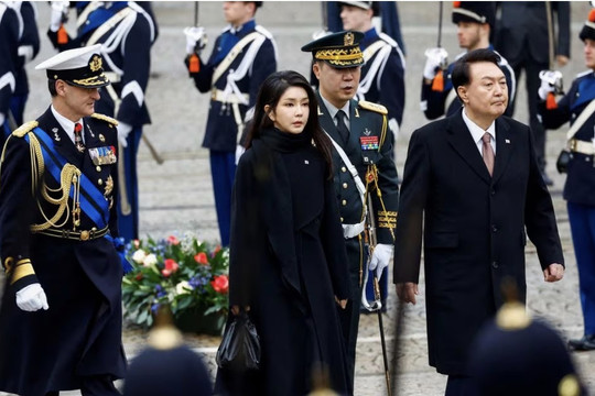 'Bê bối túi Dior' của đệ nhất phu nhân Hàn Quốc