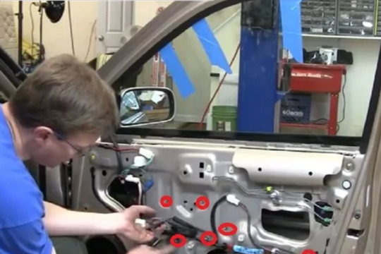 Nguyên nhân và cách sửa chữa cửa kính ô tô bị kẹt