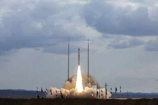 Iran lần đầu tiên phóng thành công cùng lúc 3 vệ tinh