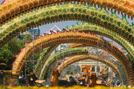 Lộ diện linh vật rồng khổng lồ dài 100m trên đường hoa Nguyễn Huệ