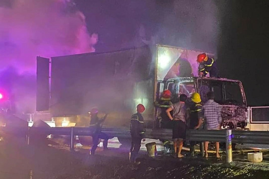 Ô tô tải bốc cháy ngùn ngụt trên cao tốc Mỹ Thuận - Cần Thơ