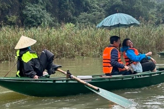Chi 200 triệu đi Việt Nam, khách Tây bức xúc tố bị vòi tiền ở Ninh Bình