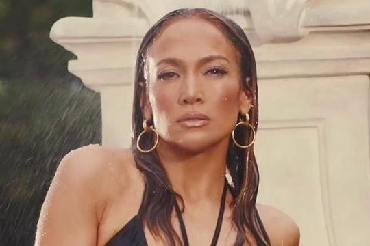 Jennifer Lopez gây sốt với MV gợi tình