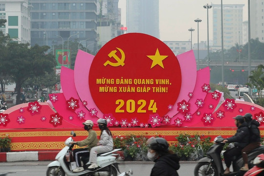 Thủ đô Hà Nội rực rỡ cờ, hoa mừng kỷ niệm 94 năm Ngày thành lập Đảng