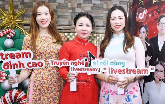 Á hậu Phan Phương chia sẻ kiến thức livestream bán hàng qua kênh Tiktok