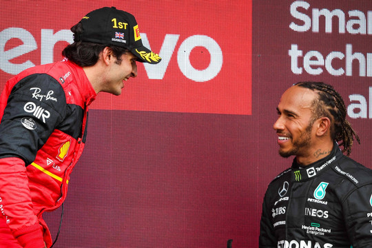 Hamilton gia nhập Ferrari năm 2025
