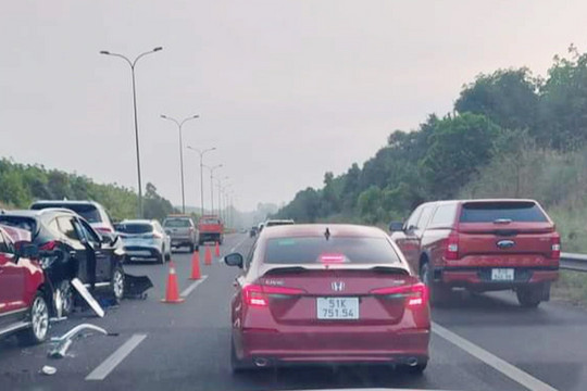 Kẹt xe dài trên cao tốc TPHCM - Dầu Giây vì vụ tai nạn liên hoàn