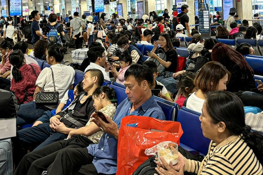 Người dân về quê ăn Tết sớm, sân bay Tân Sơn Nhất, cửa ngõ TPHCM kẹt cứng