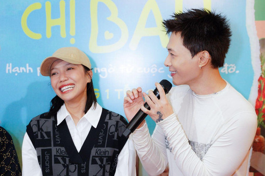 Anh Tú - Diệu Nhi bị delay chuyến bay gần 5 tiếng, kéo vali tới thẳng họp báo phim tại Hà Nội