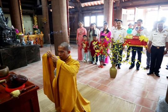 Lễ chùa đầu năm ở Trường Sa: Đoàn kết và hy vọng