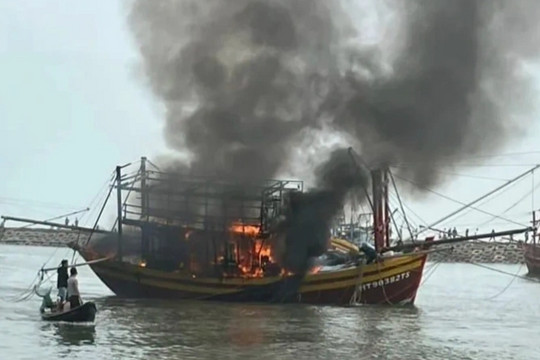 Tàu cá bốc cháy dữ dội, ngư dân thiệt hại hơn nửa tỷ đồng