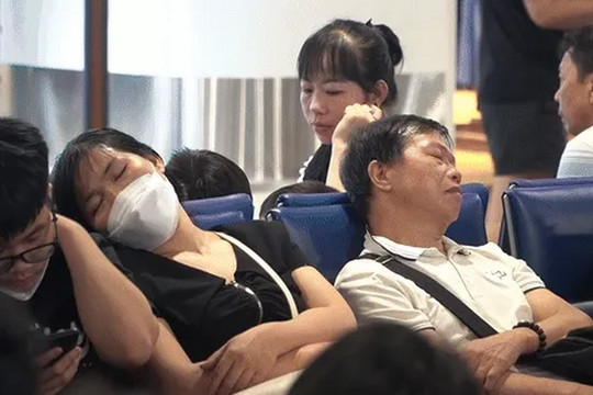 Hành khách ngủ gật ở sân bay Tân Sơn Nhất vì chậm chuyến