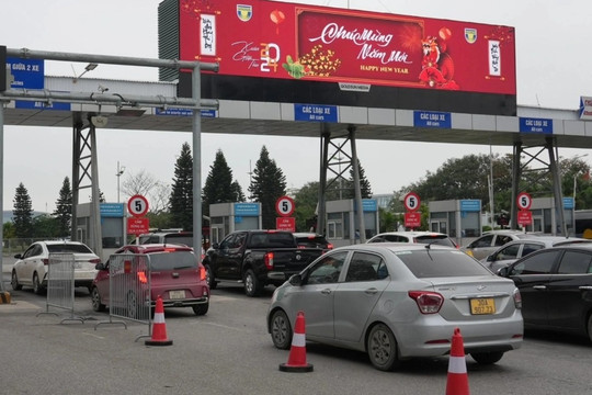Sân bay Nội Bài mở một làn thu phí không dừng
