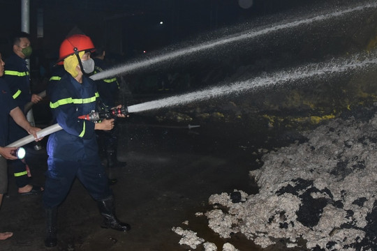Cháy lớn trong khu công nghiệp Long Giang tối 27 Tết