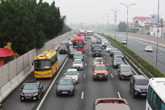 Sáng 28 Tết, dòng ô tô xếp hàng hơn 2km để vào cao tốc Pháp Vân - Cầu Giẽ