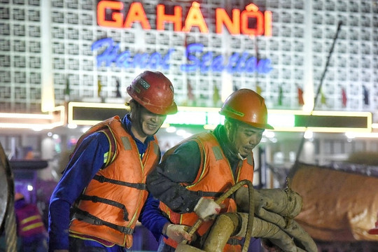 Những công nhân 'dầm mình' trên công trường metro đêm giáp Tết