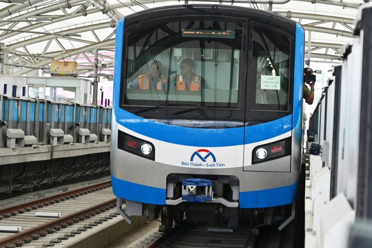 Tàu metro Bến Thành - Suối Tiên chạy xuyên tết