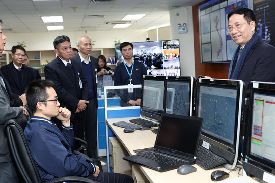 Bộ trưởng Nguyễn Mạnh Hùng kiểm tra công tác phục vụ Tết của các nhà mạng