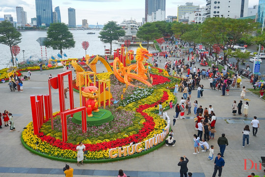 Người dân, du khách nô nức 'check-in' đường hoa xuân bên sông Hàn